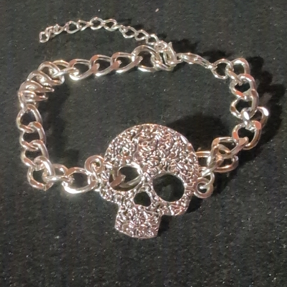 8 inch Silver Skull Bracelet with 2 inch extension - Picture 3 of 4